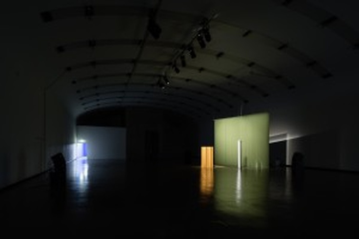 Installation view: Resynthese FAVN, [52 min 55 sec]; 2017; 13-channel computer generated sound, software, Meyer Sound CAL 64 and LINA line array loudspeaker system, bouclé fabric screen, plywood folding paravent. Florian Hecker, Halluzination, Perspektive, Synthese, 17/11 2017 - 14/1 2018, Kunsthalle Wien. Photography © Jorit Aust